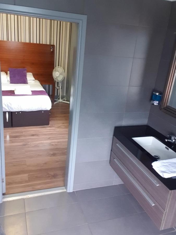 Bennetts Hotel Лонг Итън Екстериор снимка