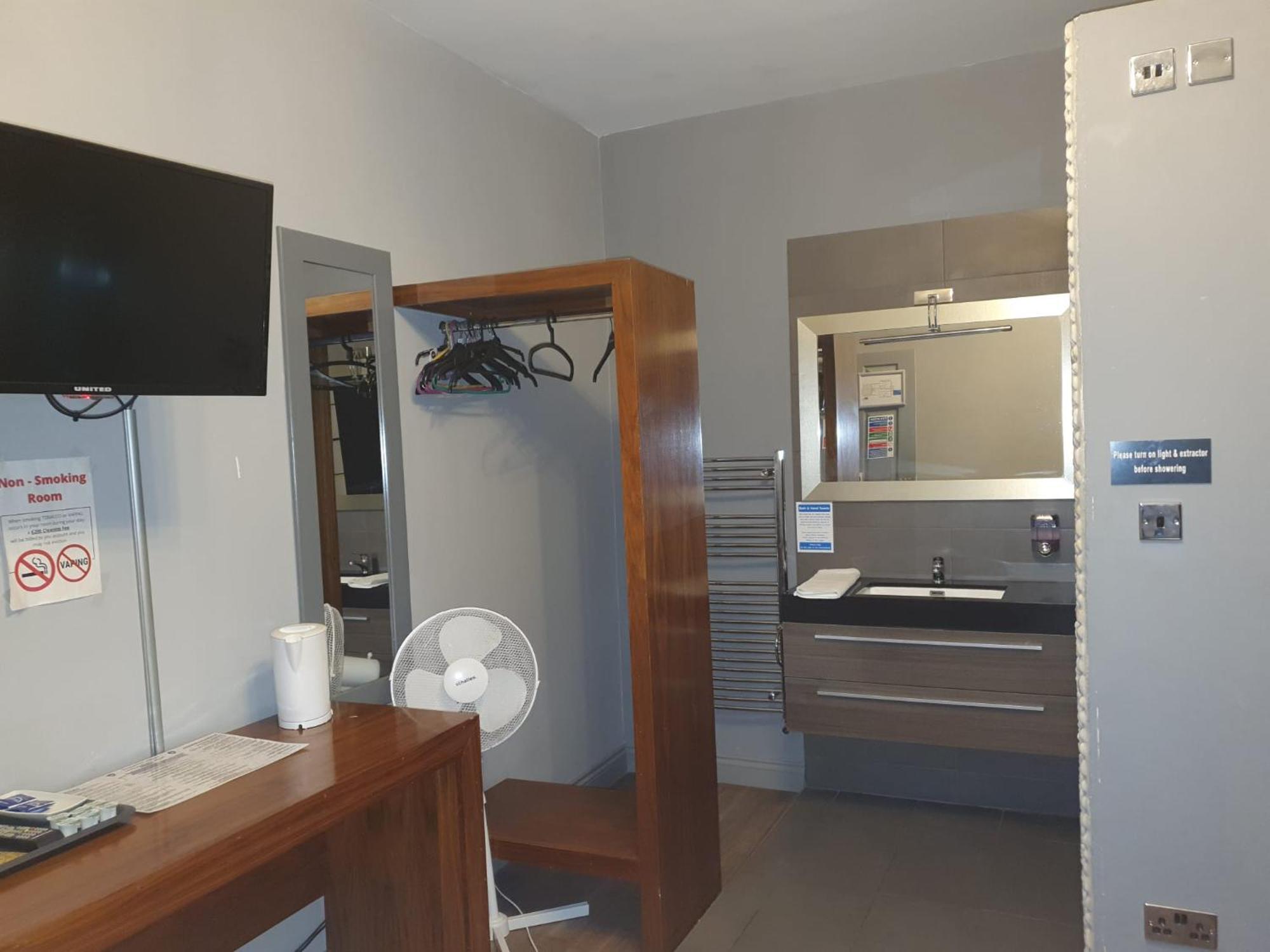 Bennetts Hotel Лонг Итън Екстериор снимка