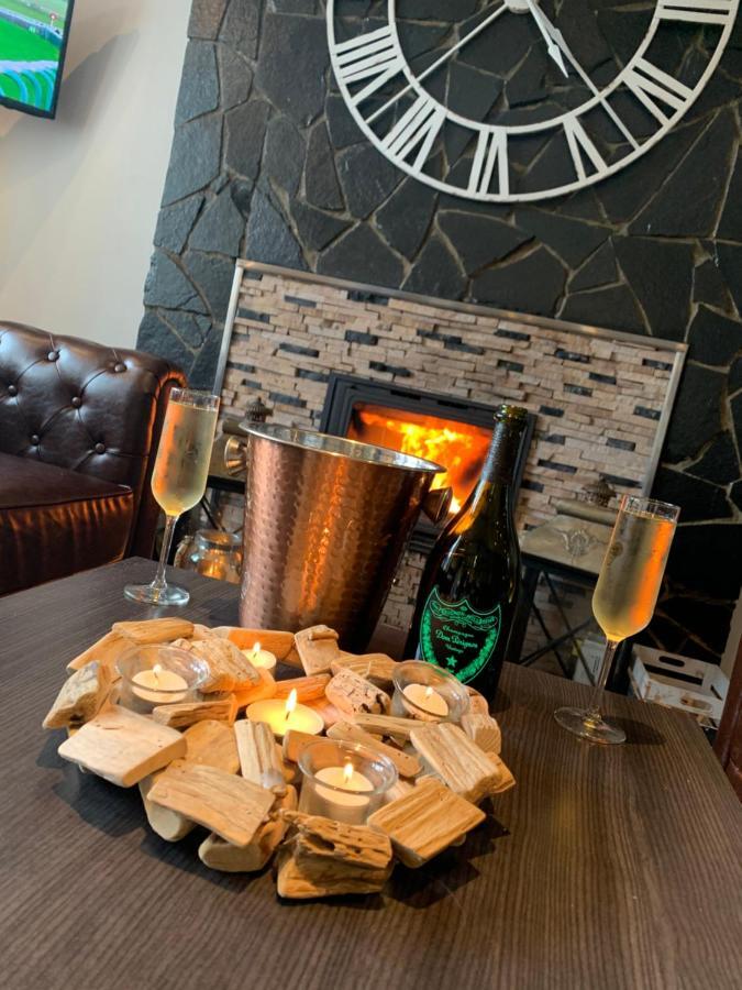 Bennetts Hotel Лонг Итън Екстериор снимка